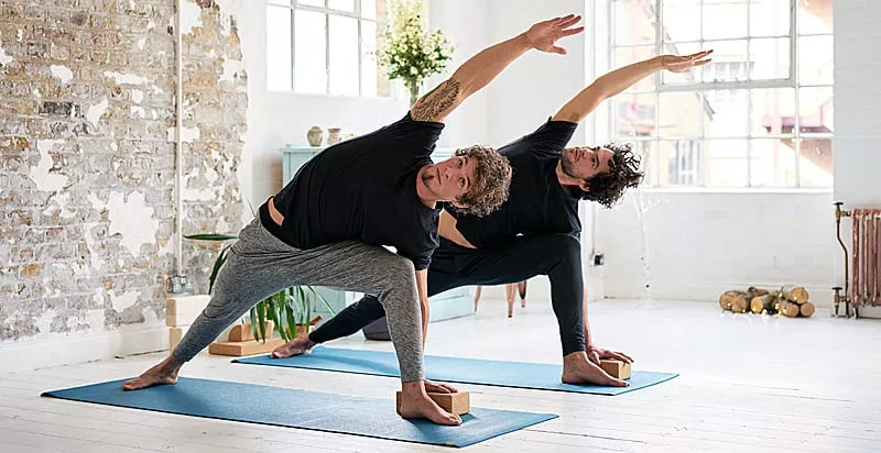 Persone anziane che praticano yoga